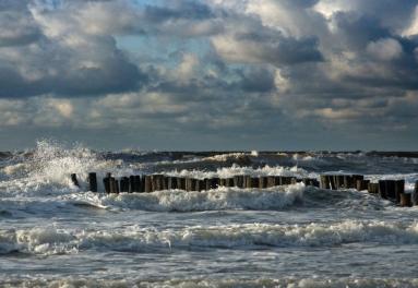Foto van een zee met wilde golven 
