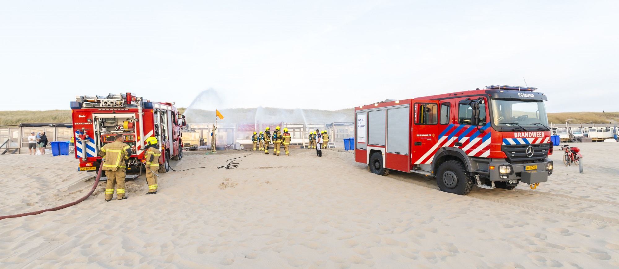 Brandweeroefening op het strand: obstakels en verborgen gevaren