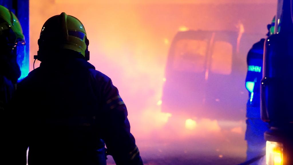 Brandweer blust bestelbus in Julianadorp tijdens de Nieuwjaarsnacht