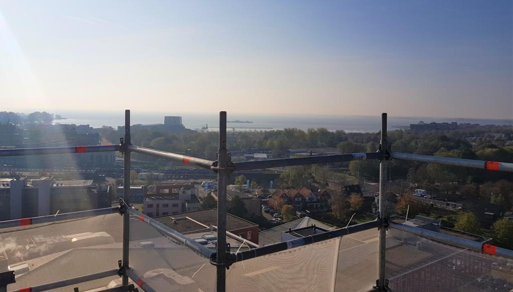 Uitzicht over Hoorn vanaf de veertiende verdieping van de woontoren in aanbouw