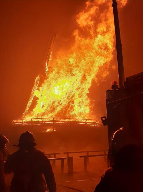 Foto van de molen Ceres tijdens de brand