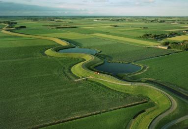 foto van landschap met weiland en rivier