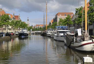 Foto van een gracht in Alkmaar met een aantal boten
