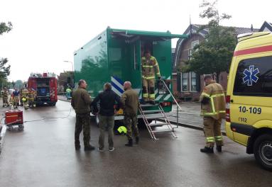 Foto van samenwerking tussen ambulance en brandweer op straat in Hoogkarspel
