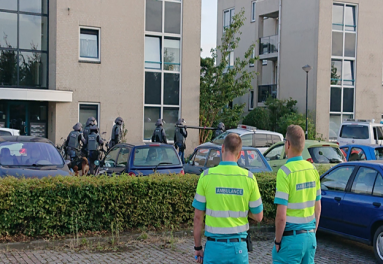 Arrestatieteam haalt verward persoon uit een huis in Bovenkarspel. De ambulance is uit voorzorg opgeroepen