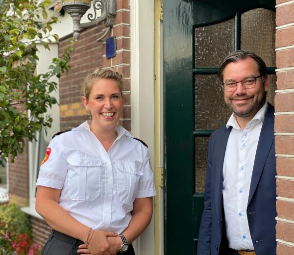 Burgemeester Michiel Pijl en Maartje Verkerk; plaatsvervangend teamcommandant brandweerzorg West-Friesland
