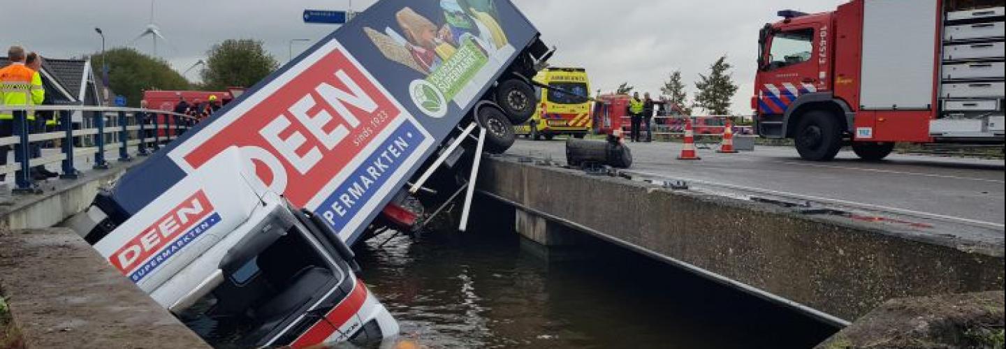 Brandweer trekt vrachtwagen uit het water in Oudendijk