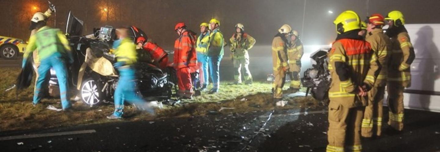 Brandweer knipt bestuurder uit auto bij groot ongeval N9 Bergen
