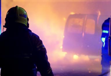 Brandweer blust bestelbus in Julianadorp tijdens de Nieuwjaarsnacht