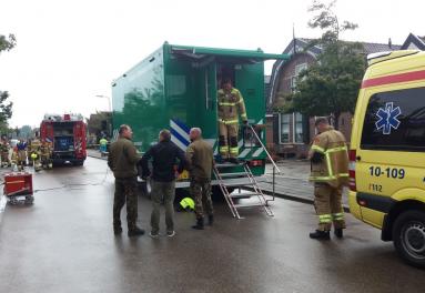 Foto van samenwerking tussen ambulance en brandweer op straat in Hoogkarspel