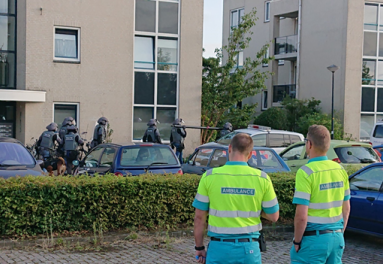 Arrestatieteam haalt verward persoon uit een huis in Bovenkarspel. De ambulance is uit voorzorg opgeroepen
